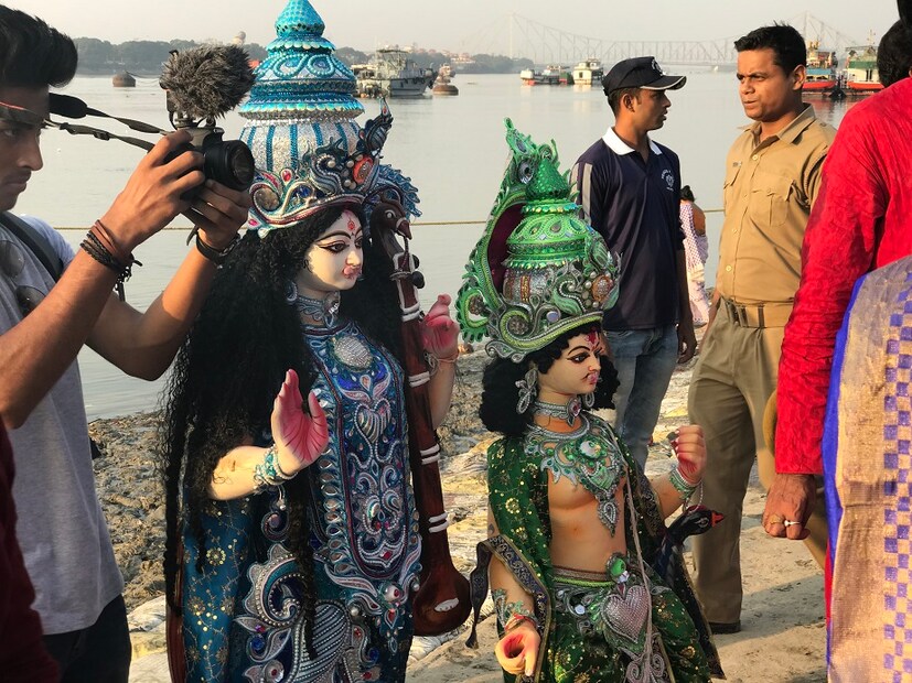 বাবুঘাটে শেষ মুহূর্তে মাকে ছুঁয়ে মনের ইচ্ছে পূরণের প্রার্থনা ৷ (নিজস্ব চিত্র)