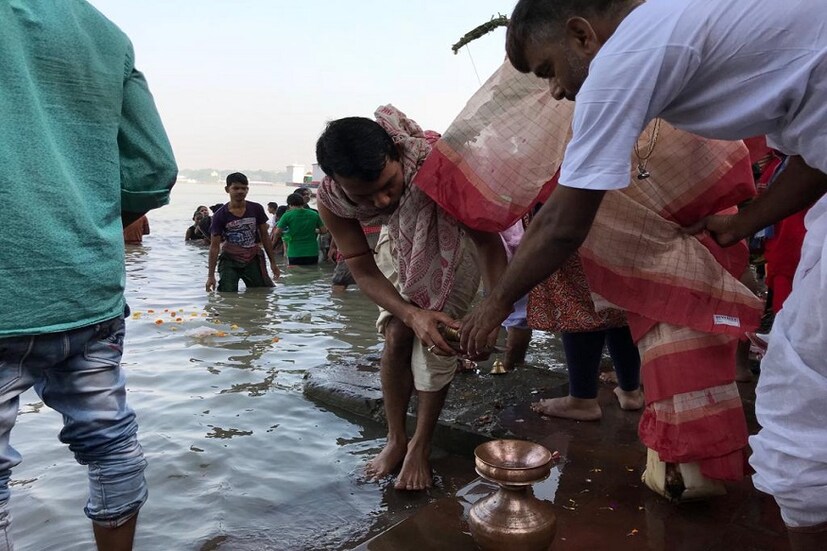 • আজ মহাসপ্তমী ৷ সকাল থেকেই শুরু হয়ে গিয়েছে কলা বৌ বা নবপত্রিকার স্নান ৷ আজ কলা বৌ স্নানের পর তাঁকে মা দুর্গার পাশে প্রতিষ্ঠা করেই শুরু হবে মায়ের মূল পুজো ৷ কিন্তু জানেন কী, কলা বৌ আসলে কে ? তিনি কিন্তু মোটেই গণেশের বৌ নন, বরম তাঁর মা ৷ কারণ কলা বৌ বা নবপত্রিকা আসলে মা দুর্গারই বৃক্ষরূপ ৷ ছবি: News18Bangla ৷