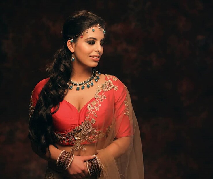 ভারতে কন্যা সন্তানের জন্ম নিয়েই যখন অনেকে উদ্বিঘ্ন হন বলে তথ্য বলছে, তখন সেই মেয়ে যদি জন্ম বধির হয় তখন বাবা মায়ের কী অবস্থা মনোভাব হতে পারে ৷ কিন্তু কখনই সেই পরিবেশ বাড়িতে পাননি নিষ্ঠা ৷ চিরকালই তাঁকে উৎসাহিত করা হয়েছে ৷ কানে শুনতে না পারা যে কোনভাবেই তাঁকে বাধার মুখে পড়তে দেবে না, সেটা যেন প্রথম থেকেই ঠিক করে নিয়েছিলেন নিষ্ঠা ৷ তাই প্রতি ধাপে নিজেকে তৈরি করেছেন তিনি ৷ যার ফল মিলল মিস ডেফ এশিয়ার মঞ্চে ৷ (Image: News18: Special Arrangement)
