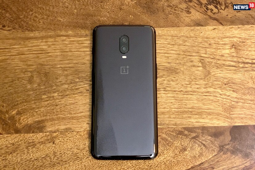 OnePlus 6T ফোনের ক্যামেরায় কম আলোতে আরও ভালো ছবি তোলার জন্য যোগ হয়েছে বিশেষ ‘নাইটস্কেপ&#039;। কোম্পানির দাবি OnePlus 6T ফোনে আগের থেকে ভালো পোট্রেট তোলা সম্ভব হবে। (Photo: News18)