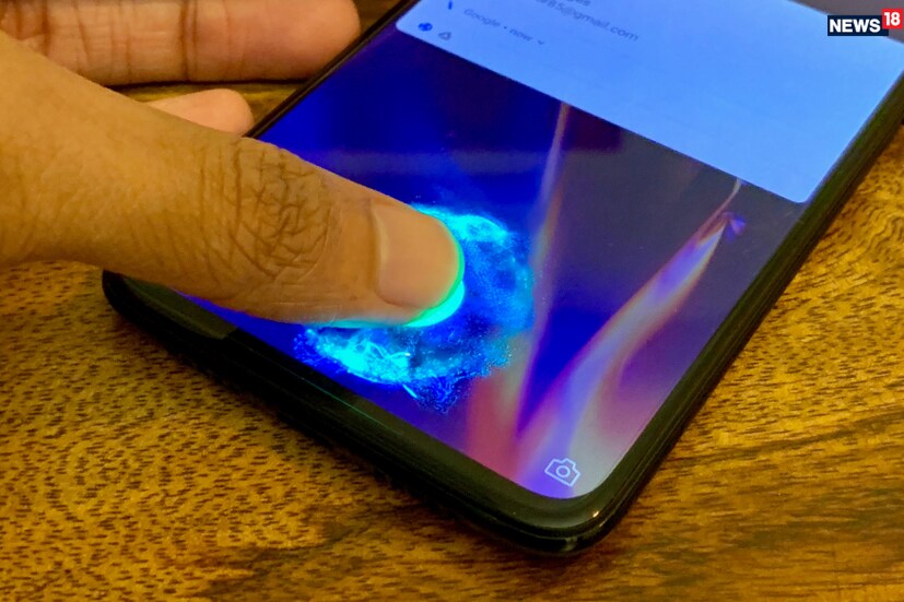 OnePlus 6T ফোনের প্রধান আকর্ষণ ডিসপ্লের নীচে ফিঙ্গারপ্রিন্ট সেন্সার আর আগের থেকে বড় 3,700 mAh ব্যাটারি। (Photo: News18)