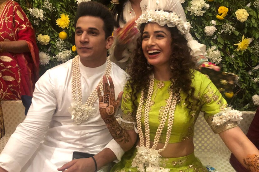 সবুজ রঙের ক্রপ টপ স্কার্টের সঙ্গে ফুলের সাজ নিয়েই মেহেন্দির অনুষ্ঠানে হাজির হন যুবিকা। প্রিন্সকে দেখা যায় সাদা রঙের পাঞ্জাবি কুর্তাতে। (Image: Viral Bhayani)