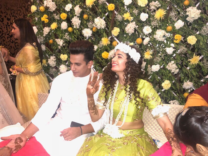 প্রিন্স-যুবিকার মেহেন্দির বেশ কিছু ভিডিও ইতিমধ্যেই ভাইরাল হয়ে গিয়েছে সোশ্যাল নেটওয়ার্কিং সাইটে। (Image: Viral Bhayani)