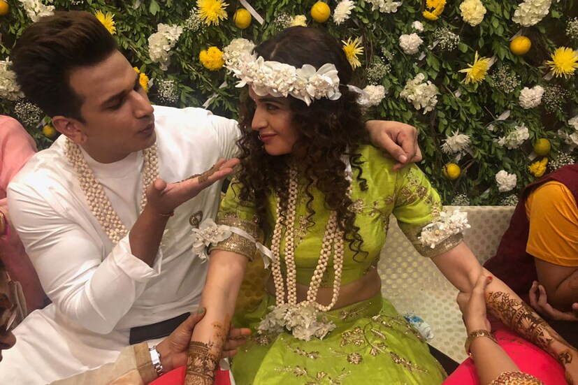 মেহেন্দি অনুষ্ঠানে প্রিন্সের সঙ্গে হাসিখুশি মুখে দেখা যায় বলিউড অভিনেত্রীকে। (Image: Viral Bhayani)