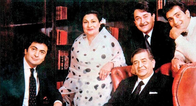 • এরপর একে একে রাজ কাপুরের ৫ সন্তানের মা হন কৃষ্ণা ৷ রণধীর কাপুর, ঋষি কাপুর, রাজীব কাপুর, রীতু নন্দা এবং রিমা জৈন ৷ কিন্তু এত বড় সংসারকে বেঁধে রাখাটা সহজ হয়নি কৃষ্ণার কাছে ৷ রাজ কাপুরের ক্যারিশ্মায় তখন মুগ্ধ গোটা দেশ ৷ তাঁর হাঁটাচলা, কথাবলা, তাকানো...সবটাই তখন গিলছেন সিনেপ্রেমীরা ৷ আর নায়িকাদের কথা তো ছেড়ে দেওয়াই ভাল ৷