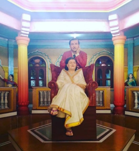 • নার্গিস খুব চেষ্টা করেছিলেন রাজকে বিয়ে করার ৷ কিন্তু ৫ ছেলে-মেয়ে আর স্ত্রী রয়েছে রাজের ৷ আইনত সেটা কী করে সম্ভব ? তবু প্রেমিকার হৃদয় বলে কথা ৷ দেশের সেরা আইনজীবীর কাছেও ছুটে গিয়েছিলেন নায়িকা ৷ যদি আইনের চোখে অপরাধী না হয়েও একজন বিবাহিত মানুষকে বিয়ে করার কোনও রকম উপায় থাকে, সেটাই জানতে ৷ কিন্তু তা সম্ভব হয়নি ৷ শেষ পর্যন্ত দু’জনের পথ আলাদা হয়ে যায় ৷ • নার্গিস খুব চেষ্টা করেছিলেন রাজকে বিয়ে করার ৷ কিন্তু ৫ ছেলে-মেয়ে আর স্ত্রী রয়েছে রাজের ৷ আইনত সেটা কী করে সম্ভব ? তবু প্রেমিকার হৃদয় বলে কথা ৷ দেশের সেরা আইনজীবীর কাছেও ছুটে গিয়েছিলেন নায়িকা ৷ যদি আইনের চোখে অপরাধী না হয়েও একজন বিবাহিত মানুষকে বিয়ে করার কোনও রকম উপায় থাকে, সেটাই জানতে ৷ কিন্তু তা সম্ভব হয়নি ৷ শেষ পর্যন্ত দু’জনের পথ আলাদা হয়ে যায় ৷