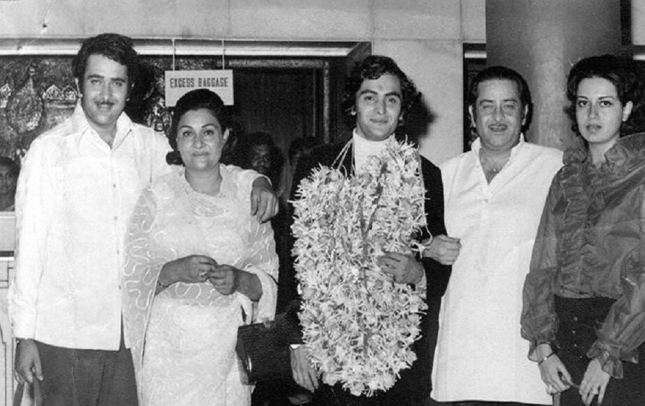 • এখানেই কিন্তু শেষ নয় ৷ নার্গিসের পর একে একে পদ্মিনী, বৈজয়ন্তীমালা, জিনত আমনের সঙ্গে সম্পর্ক গড়ে ওঠে রাজ কাপুরের ৷ বলা হয়, লুকিয়ে বৈজয়ন্তীমালাকে বিয়েও করেছিলেন রাজ ৷ কিন্তু বৈজয়ন্তীমালা বলেন, এটা নাকি তাঁদের পরবর্তী সিনেমার পাবলিসিটি স্টান্ট ছিল ৷ এরপরেই রাজ-কৃষ্ণা সম্পর্ক টালমাটাল পর্যায়ে গিয়ে পৌঁছায় ৷ • এখানেই কিন্তু শেষ নয় ৷ নার্গিসের পর একে একে পদ্মিনী, বৈজয়ন্তীমালা, জিনত আমনের সঙ্গে সম্পর্ক গড়ে ওঠে রাজ কাপুরের ৷ বলা হয়, লুকিয়ে বৈজয়ন্তীমালাকে বিয়েও করেছিলেন রাজ ৷ কিন্তু বৈজয়ন্তীমালা বলেন, এটা নাকি তাঁদের পরবর্তী সিনেমার পাবলিসিটি স্টান্ট ছিল ৷ এরপরেই রাজ-কৃষ্ণা সম্পর্ক টালমাটাল পর্যায়ে গিয়ে পৌঁছায় ৷