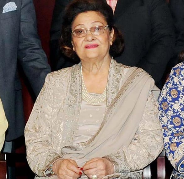 • কিন্তু বৈজয়ন্তীমালাকে ‘বিয়ে’ আর নায়িকার এমন মন্তব্যের পর ৫ ছেলে-মেয়ে কে নিয়ে বাড়ি ছেড়ে বেরিয়ে গিয়েছিলেন কৃষ্ণা ৷ ঋষি কাপুর লিখেছেন, ‘‘বাড়ি ছেড়ে মায়ের সঙ্গে আমরা মেরিন ড্রাইভে নটরাজ হোটেলে উঠে গেলাম ৷ এর কিছুদিন পরেই পাপা আমাদের জন্য একটা নতুন অ্যাপার্টমেন্ট কিনলেন ৷ ২ মাস পরেই চিত্রকূটের সেই বাড়িতে আমরা উঠে গেলাম ৷ মা’কে বাড়ি ফিরিয়ে আনার অনেক চেষ্টা করেছিলেন পাপা ৷ কিন্তু বৈজয়ন্তীমালার বিষয়টি পুরোপুরি জীবন থেকে না মুছে ফেলা পর্যন্ত মা আসতে চাননি ৷’’ • কিন্তু বৈজয়ন্তীমালাকে ‘বিয়ে’ আর নায়িকার এমন মন্তব্যের পর ৫ ছেলে-মেয়ে কে নিয়ে বাড়ি ছেড়ে বেরিয়ে গিয়েছিলেন কৃষ্ণা ৷ ঋষি কাপুর লিখেছেন, ‘‘বাড়ি ছেড়ে মায়ের সঙ্গে আমরা মেরিন ড্রাইভে নটরাজ হোটেলে উঠে গেলাম ৷ এর কিছুদিন পরেই পাপা আমাদের জন্য একটা নতুন অ্যাপার্টমেন্ট কিনলেন ৷ ২ মাস পরেই চিত্রকূটের সেই বাড়িতে আমরা উঠে গেলাম ৷ মা’কে বাড়ি ফিরিয়ে আনার অনেক চেষ্টা করেছিলেন পাপা ৷ কিন্তু বৈজয়ন্তীমালার বিষয়টি পুরোপুরি জীবন থেকে না মুছে ফেলা পর্যন্ত মা আসতে চাননি ৷’’