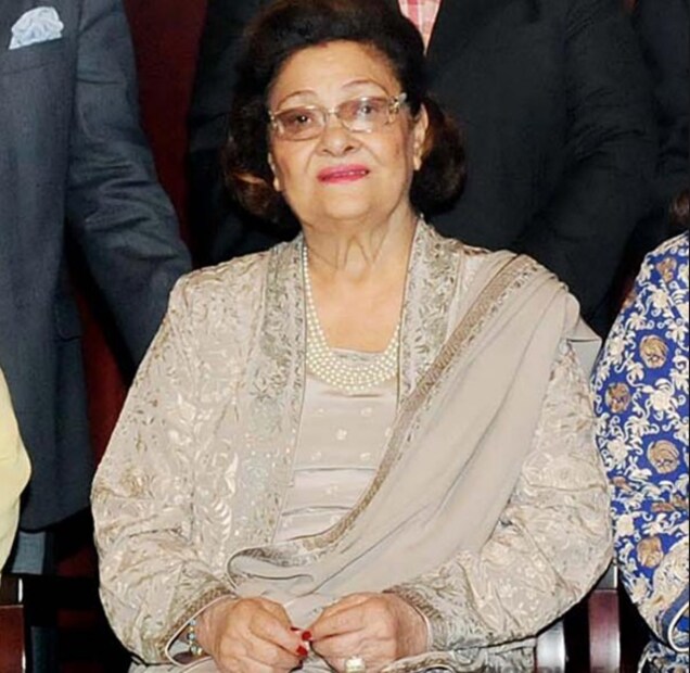 • কিন্তু বৈজয়ন্তীমালাকে ‘বিয়ে’ আর নায়িকার এমন মন্তব্যের পর ৫ ছেলে-মেয়ে কে নিয়ে বাড়ি ছেড়ে বেরিয়ে গিয়েছিলেন কৃষ্ণা ৷ ঋষি কাপুর লিখেছেন, ‘‘বাড়ি ছেড়ে মায়ের সঙ্গে আমরা মেরিন ড্রাইভে নটরাজ হোটেলে উঠে গেলাম ৷ এর কিছুদিন পরেই পাপা আমাদের জন্য একটা নতুন অ্যাপার্টমেন্ট কিনলেন ৷ ২ মাস পরেই চিত্রকূটের সেই বাড়িতে আমরা উঠে গেলাম ৷ মা’কে বাড়ি ফিরিয়ে আনার অনেক চেষ্টা করেছিলেন পাপা ৷ কিন্তু বৈজয়ন্তীমালার বিষয়টি পুরোপুরি জীবন থেকে না মুছে ফেলা পর্যন্ত মা আসতে চাননি ৷’’
