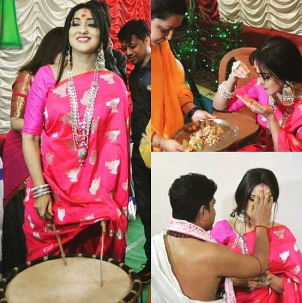 পুজোর শুরুটা কলকাতায় ছিলেন তিনি ৷ বন্ধুর বাড়ির পুজোয়ে চুটিয়ে মজা করলেন তিনি ৷ বাজালেন ঢাকও ৷ Photo Courtesy: Instagram