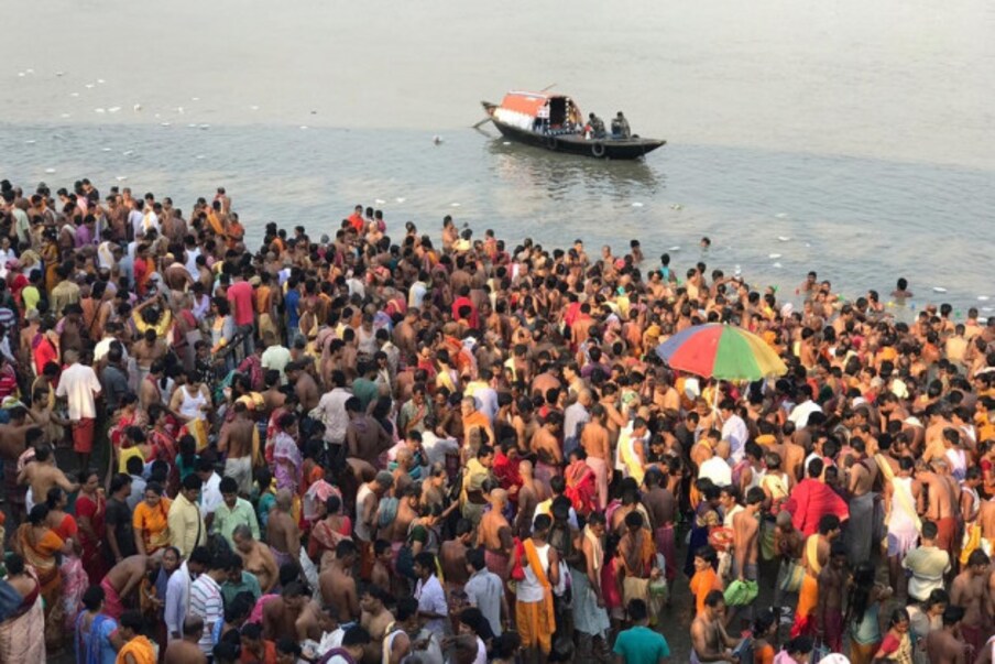  মহালয়ার ভোরে নয় ৷ তর্পণ এবার হবে বেলায় ৷ পঞ্জিকা মতে, ২১ আশ্বিন অমাবস্যা পড়ছে বেলা ১০টা ৪৭ মিনিটে ৷ তাই রীতি অনুযায়ী, পিতৃপক্ষের তর্পণের শেষ দিন মহালয়ার তর্পণ করতে হবে তার পরেই ৷ Photo: News18 Bangla