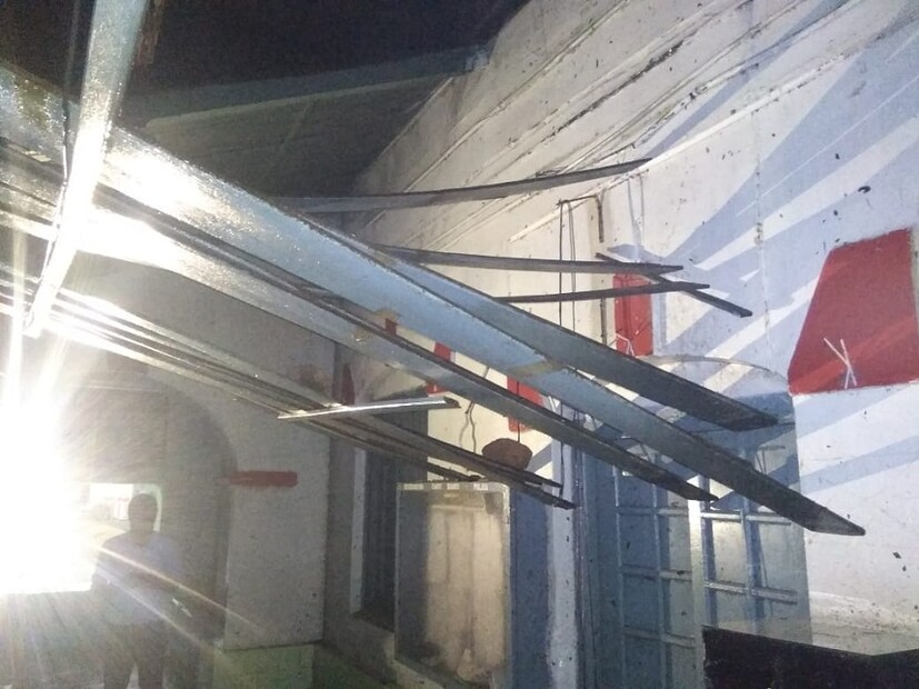 কয়েকটি জায়গায় খুঁটি উপড়ে পড়েছে লাইনে ৷ তিতলির দাপটে গাছ পড়ে বন্ধ ট্রেন চলাচল ৷ খড়গপুর-খুরদা রোড বন্ধ ট্রেন চলাচল ৷ (Photo: News18)
