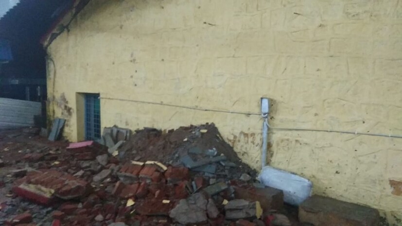 এছাড়াও ওড়িশা, অন্ধ্রপ্রদেশ, তেলেঙ্গানার মধ্যে বেশ কয়েক জোড়া লোকাল ট্রেন বাতিল করা হয়েছে ৷ মোট ২৮টি ট্রেন বাতিল, যাত্রাপথ গোরানো হয়েছে ৫৮টি ট্রেনের ৷ (Photo: News18)
