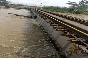 তিতলির মোচড়ে চুরমার মেরুদণ্ড, ভেঙেছে সেতু, প্রাণ হাতে পথ পারাপার মানুষের