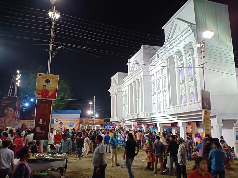 কলকাতার পুজোর সঙ্গে আড্ডা তো থাকবেই৷ আর আড্ডা মানেই ম্যাডক্স স্কোয়্যার৷ 