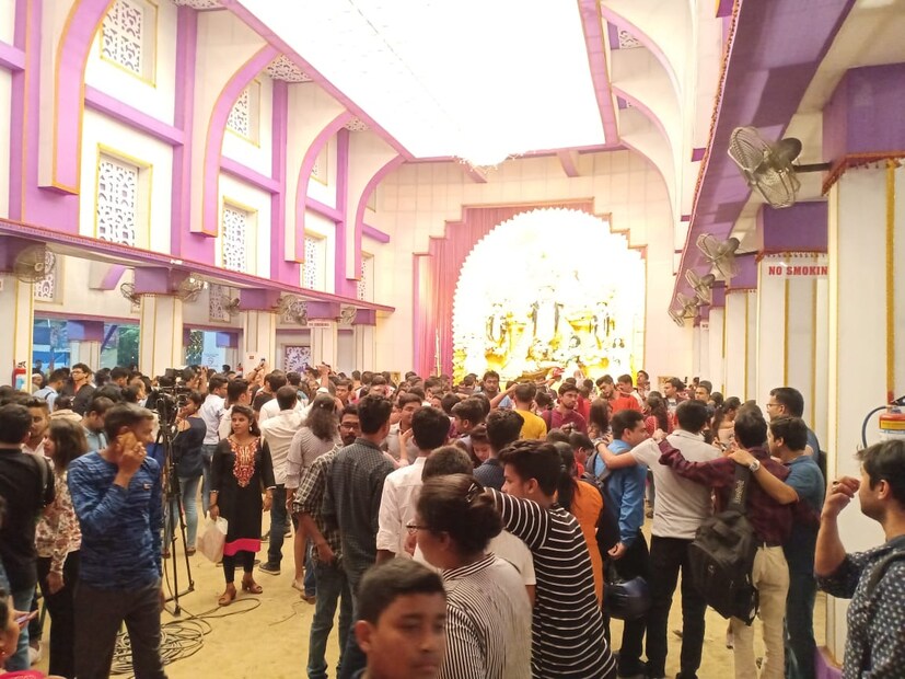 দেখুন, সেলফি তোলার হুড়োহুড়ি৷ 