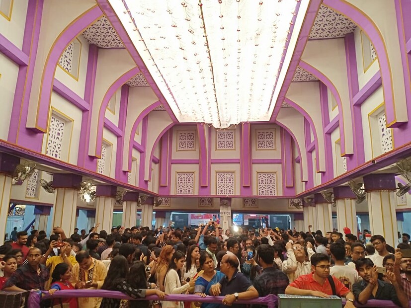 ম্যাডক্সের আড্ডাযর সঙ্গে বাড়তি প্রাপ্তি গান৷ গিটার হাতে বং-যুবক যুবতীদের গানের আসর জমিয়ে দিয়েছে মণ্ডপ চত্বর৷