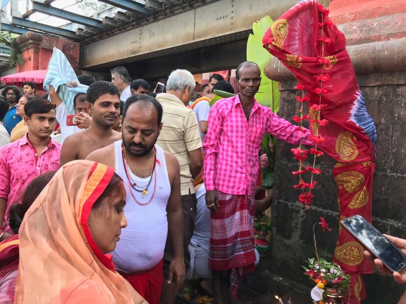 • নবপত্রিকার আক্ষরিক অর্থ বোঝায় নয়টি পাতা । কিন্তু এখানে নয়টি উদ্ভিদ দিয়ে নবপত্রিকা গঠন করা হয় । এই নয়টি উদ্ভিদ মা দুর্গার নয়টি শক্তির প্রতীক । এই নয়টি উদ্ভিদ হল- কদলী বা রম্ভা ( কলা গাছ ), কচু, হরিদ্রা ( হলুদ ), জয়ন্তী , বিল্ব (বেল ), দাড়িম্ব ( ডালিম ), অশোক, মান ও ধান । ছবি: News18Bangla ৷