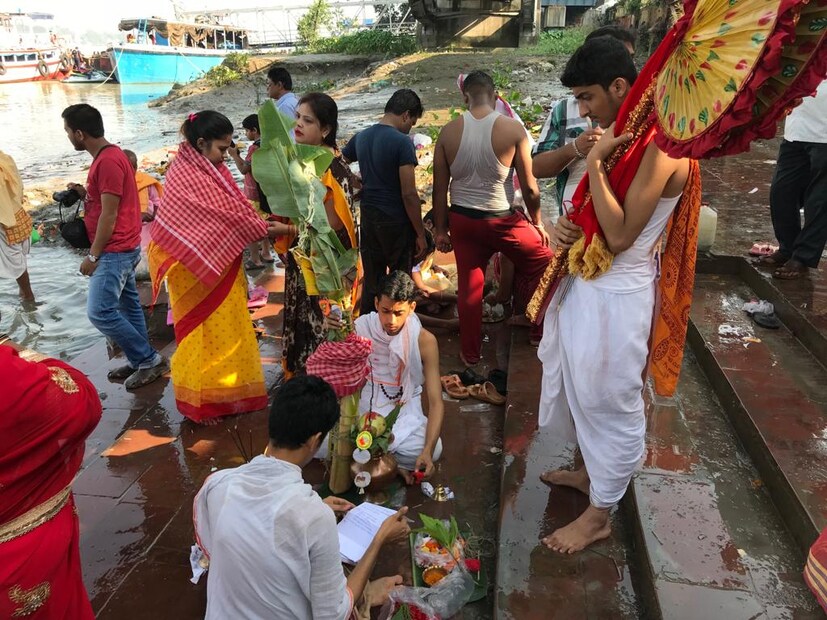 • বিশেষভাবে লক্ষণীয় হল, নবপত্রিকা প্রবেশের পূর্বে পত্রিকার সম্মুখে দেবী চামুণ্ডার আবাহন ও পূজা করা হয়। পত্রিকাস্থ অন্য কোনও দেবীকে পৃথকভাবে পূজা করা হয় না। ছবি: News18Bangla ৷