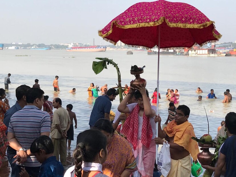 • নবপত্রিকা কি ভাবে দুর্গা পূজার সাথে মিশে গেলো – তা নিয়ে জানা মুনির নানা মত । মার্কণ্ড পুরানে নবপত্রিকা পূজার বিধান নেই । দেবী ভাগবতে নব দুর্গার উল্লেখ থাকলেও নবপত্রিকার উল্লেখ নেই । কালিকা পুরানে এই নিয়ম না থাকলে সপ্তমীতে পত্রিকা পূজার কথা আছে । কৃত্তিবাসী রামায়নে এর উল্লেখ পাওয়া যায় । ছবি: News18Bangla ৷