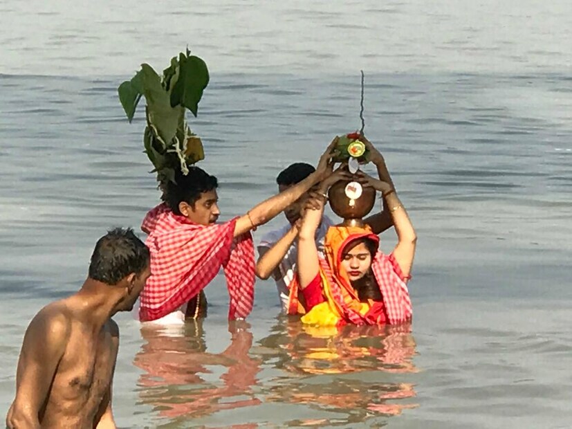 • মনে করা হয়, সম্ভবত শবর জাতিগণ ৯টি গাছ দিয়ে নব দুর্গার পুজো শুরু করেছিলেন ৷ সেই থেকেই নবপত্রিকা দুর্গাপুজোর সঙ্গে মিশে যায় ৷ আসলে দেবী দুর্গার সঙ্গে শস্য দেবীকে মিলিয়ে দেওয়ার রীতিই এই পুজো ৷ ছবি: News18Bangla ৷