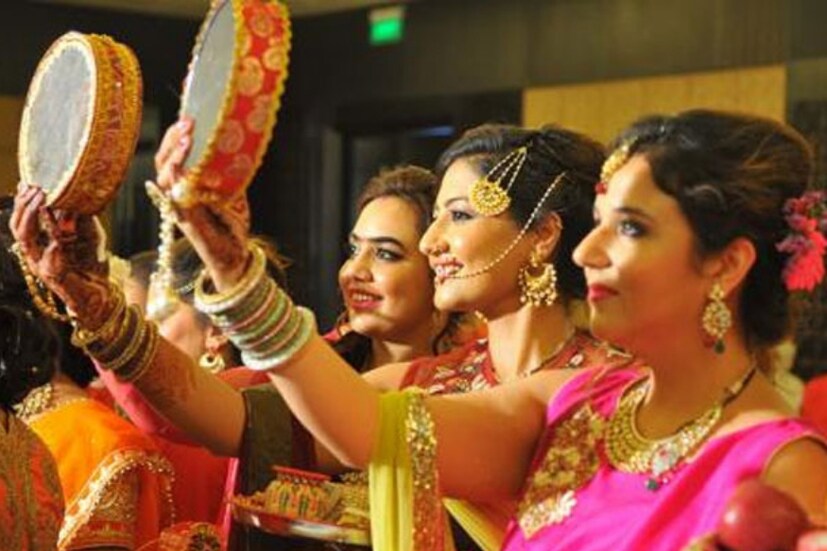 স্ত্রীরা স্বামীর মঙ্গলে ও দীর্ঘায়ু কামনায় করবা চৌথের উপোস করে থাকেন ৷ এই করবা চৌথের উপোস করার আগে যে যে বিষয়গুলি অবশ্যই ৷ সারাদিন উপোস করা খুব একটা সহজসাধ্য ব্যাপার নয় ৷ অনেক কিছু খেয়াল রাখতে হয় ৷ ছবি সংগৃহীত ৷