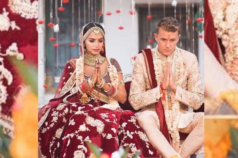 বদলেছে সময়, বদলেছে ভাবনা চিন্তা ৷ বিয়ে বা বিয়েবাড়ির আনন্দ কেমন হয় এ আর নতুন করে বলার মত বিষয় নয় ৷ বিভিন্ন রীতিনীতি মেনে শুভবিবাহ সুসম্পন্ন হয়ে থাকে ৷ এরকমই এক কনে ও বরের গল্প শুনন আজ ৷ প্রাত্র অলেগ ওলার এবং পাত্রী দীপা জীবন শুরুর গল্প ৷ ছবি সংগৃহীত ৷