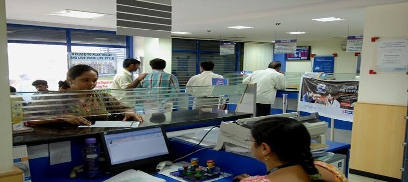 পুরনো IFSC / MICR কোড ডিসেম্বর ৩১ থেকে আর কার্যকর থাকবে না। নতুন  IFSC / MICR কোডের মাধ্যমেই সমস্ত ব্যাঙ্কিং ট্রান্সাকশন করতে হবে।  Photo Source: Collected