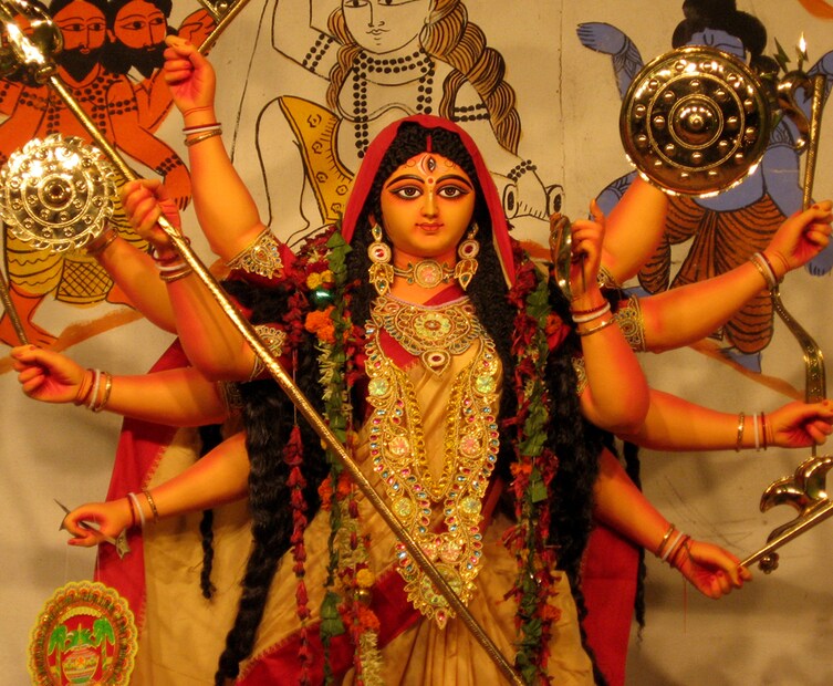দোলা হল পালকির মতো একটি যান ৷ যার স্থিরতা কম, সদা দলুল্যমান, অল্পে ভঙ্গুর এবং অনেক সময়ই বিপদের কারণ ৷ তাই দুর্গার দোলায় গমনাগমনই মর্ত্যভূমির স্থিরতা ব্যাহত হতেই পারে ৷  (Photo Collected)