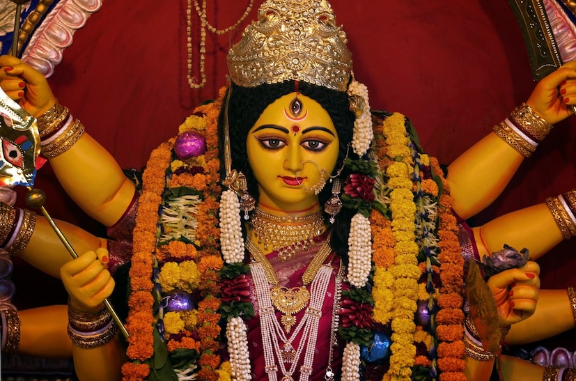 দেবী দুর্গা যদি দোলায় চড়ে গমনাগমন করেন তার ফল মর্ত্যে বহু মৄত্যু ৷ এই বহু মৄত্যু হতে পারে প্রাকৄতিক দুর্যোগের কারণে কিংবা যুদ্ধ হানাহানির কারণে ৷ (Photo collected)