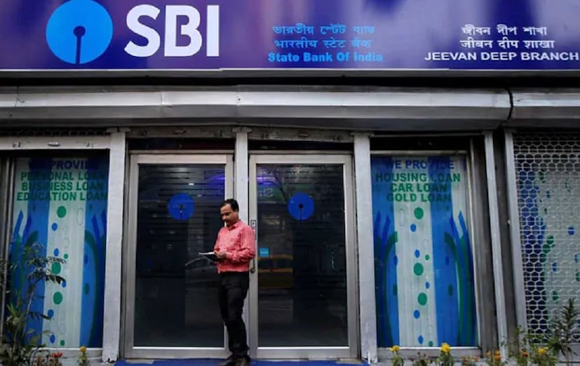 • SBI: সম্প্রতি স্টেট ব্যাঙ্ক অব ইন্ডিয়া ৪০ হাজার থেকে টাকা তোলার ঊর্ধ্বসীমা কমিয়ে ২০ হাজারে নিয়ে এসেছে ৷ এই নিয়ম অবশ্য কার্যকর হবে একমাত্র SBI ক্লাসিক ও SBI মায়েস্ট্রো ডেবিট কার্ডের ক্ষেত্রে ৷ ৩১ অক্টোবর থেকে এই নিয়ম চালু হবে ৷ এই মুহূর্তে SBI গ্লোবাল ইন্টারন্যাশনাল ডেবিট কার্ডে একদিনে সর্বোচ্চ ৫০ হাজার টাকা তোলা যায় ৷ SBI প্ল্যাটিনাম ইন্টারন্যাশনাল ডেবিট কার্ডে একদিনে সর্বোচ্চ ১ লক্ষ টাকা তোলা যায় ৷