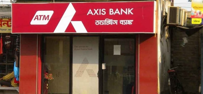 • Axis Bank: যদি আপনার কাছে Axis Bank-এর বার্গেন্ডি ডেবিট কার্ড থাকে তাহলে একদিন ৩ লাখ পর্যন্ত টাকা তুলতে পারবেন আপনি ৷  Axis Bank-এর টিটানিয়াম প্রাইম এবং প্লাস ডেবিট কার্ড থাকলে ৫০ টাকা টাকা তোলা যাবে একদিনে ৷