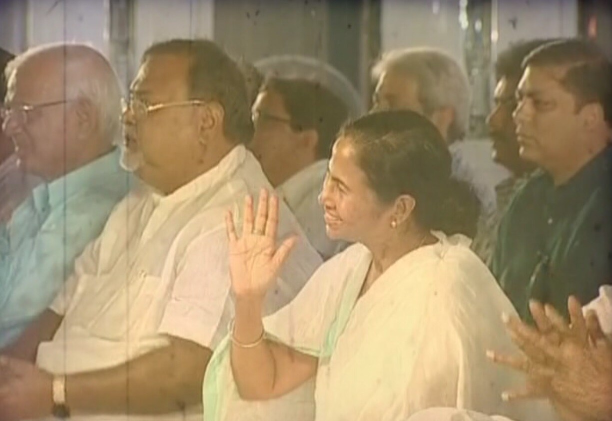 • এ ছাড়া, লেনিন সরণি এবং এস এন ব্যানার্জি রোড, এই দুটি গুরুত্বপূর্ণ রাস্তাতেই অন্য দিনের মতোই মঙ্গলবার যান চলাচল করবে। নিজস্ব চিত্র ৷ • এ ছাড়া, লেনিন সরণি এবং এস এন ব্যানার্জি রোড, এই দুটি গুরুত্বপূর্ণ রাস্তাতেই অন্য দিনের মতোই মঙ্গলবার যান চলাচল করবে। নিজস্ব চিত্র ৷