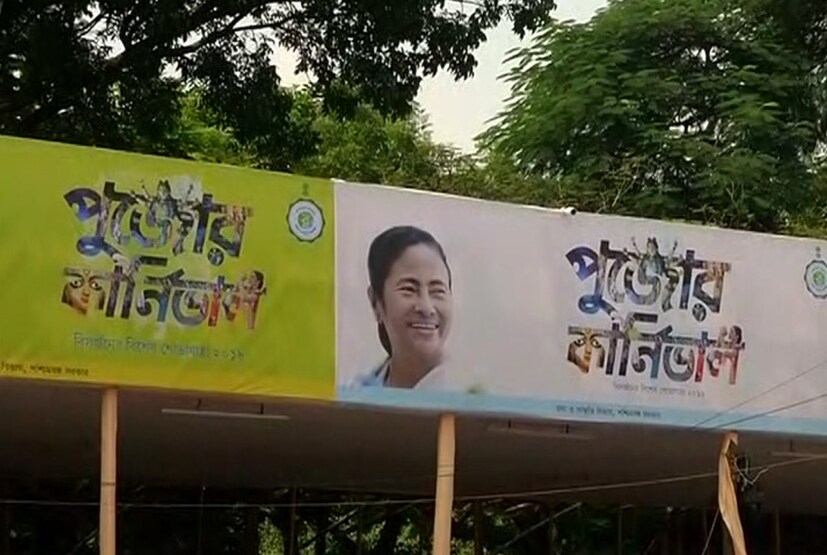 • কার্নিভ্যালে যোগ দিতে বিভিন্ন মণ্ডপের ঠাকুর আসবে খিদিরপুর রোডের দিক থেকে। রেড রোডের কার্নিভাল শেষে স্ট্র্যান্ড রোড হয়ে তারা চলে যাবে বিভিন্ন ঘাটে, বিসর্জনের জন‍্য। রেড রোড তখন মনে মনে বলবে, আসছে বছর আবার হবে। নিজস্ব চিত্র ৷