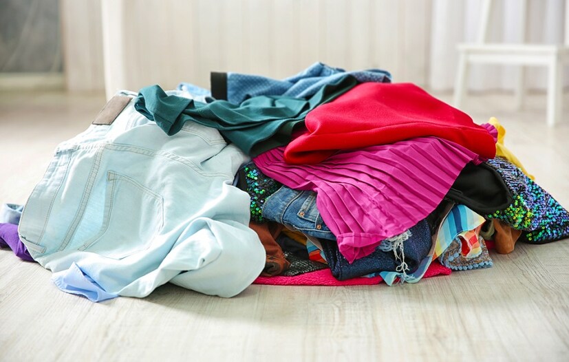 ক্রমেই ভয়ংকর রূপ নিচ্ছে করোনা। সারা বিশ্বে এখন করোনা আতঙ্ক। মানুষ করোনার জন্য গৃহবন্দি হয়ে রয়েছেন । করোনা ভাইরাস ছোঁয়াচে। একজনের থেকে আর এক জনের দেহে ছড়িয়ে পড়তে পারে অনায়াসেই। সেই জন্যই মানুষকে গৃহবন্দি করে এই ভাইরাসের মোকাবিলা করার চেষ্টা চলছে। এবার প্রশ্ন উঠছে যে জামা-কাপড় থেকে কী ছড়াতে পারে করোনা ভাইরাস ? জামা-কাপড়ে কতক্ষণ বেঁচে থাকে এই ভাইরাস?