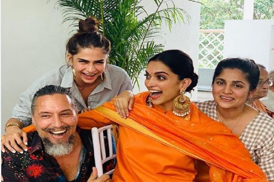 যে ঘটনাটির জন্য গোটা দেশ অপেক্ষা করে ছিল, সেই ঘটনার শুরু হল একেবারে জমজমাট ভাবে ৷ বেঙ্গালুরুর বাড়িতে বিয়ের আগে পুজোতে মেতে উঠল পাড়ুকোন পরিবার ৷ জনপ্রিয় ডিজাইনার সব্যসাচী মুখোপাধ্যায়ের ডিজাইন করা কাঁচা হলুদ রঙের সালোয়ারে রং ছড়ালেন দীপিকা পাড়ুকোন ৷ Photo: Instagram যে ঘটনাটির জন্য গোটা দেশ অপেক্ষা করে ছিল, সেই ঘটনার শুরু হল একেবারে জমজমাট ভাবে ৷ বেঙ্গালুরুর বাড়িতে বিয়ের আগে পুজোতে মেতে উঠল পাড়ুকোন পরিবার ৷ জনপ্রিয় ডিজাইনার সব্যসাচী মুখোপাধ্যায়ের ডিজাইন করা কাঁচা হলুদ রঙের সালোয়ারে রং ছড়ালেন দীপিকা পাড়ুকোন ৷ Photo: Instagram