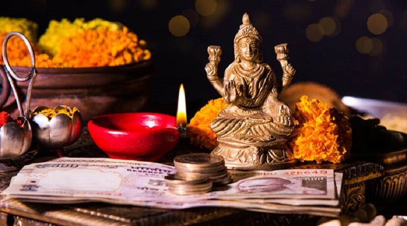 এই বছর ত্রয়োদশী লাগছে ১২ নভেম্বর রাত্রি ৯:৩০ মিনিট থেকে পড়ছে ধনতেরসের তিথি। পরের দিন বিকাল ৫:৫৯ মিনিট পর্যন্ত থাকবে এই তিথি। ধনতেরাসের জন্য পুজোর সব থেকে শুভ সময় হল সন্ধ্যে বেলা। এ বছর সন্ধ্যে ৫ টা ২৮ থেকে ৫ টা ৫৯ মিনিট পর্যন্ত সব থেকে শুভ সময়। এই সময়েই ধনদেবীর পুজো করতে হবে। এই ৩০ মিনিটেই সারতে হবে পুজো। (Photo collected)