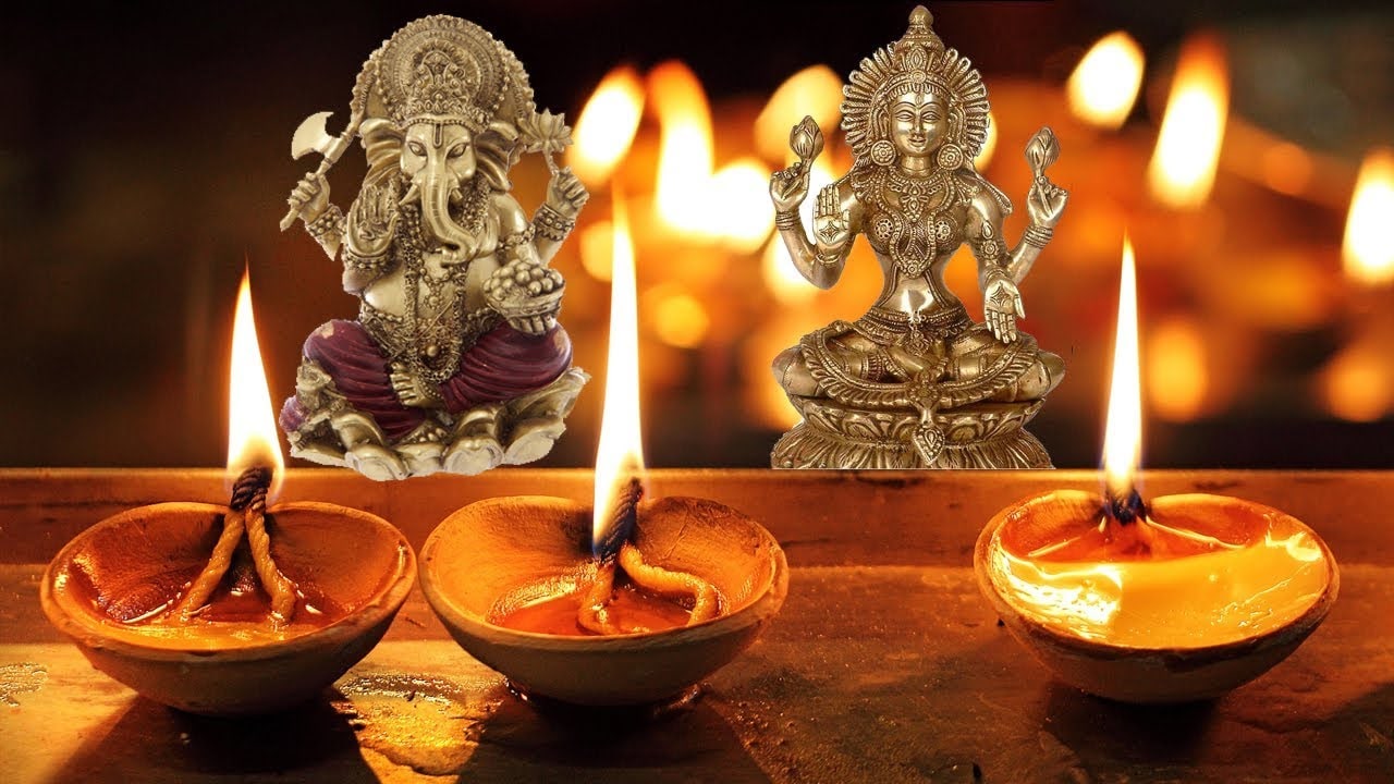 ঠাকুরঘরে লক্ষ্মী প্রতিমা বা ঘটের সামনে রোজই সাধ্যমতো পয়সা জমানোর একটি ঘট রাখুন ৷ অল্প অল্প করে সেই ঘটে রোজ কিংবা প্রত্যেক বৃহস্পতিবার অর্থ ঢালুন ৷ শুধু সন্ধেতে নয়, লক্ষ্মীপুজোর সকাল থেকেই লক্ষ্মী প্রতিমার সামনে ঘিয়ের প্রদীপ জ্বালান ৷ লক্ষ্মীপুজোর ঘটে আমের পল্লব ও লালজবা দিতে ভুলবেন না ৷ অবশ্যই লক্ষ্মীর পাঁচালী পড়ুন ৷ ঠাকুরঘরে লক্ষ্মী প্রতিমা বা ঘটের সামনে রোজই সাধ্যমতো পয়সা জমানোর একটি ঘট রাখুন ৷ অল্প অল্প করে সেই ঘটে রোজ কিংবা প্রত্যেক বৃহস্পতিবার অর্থ ঢালুন ৷ শুধু সন্ধেতে নয়, লক্ষ্মীপুজোর সকাল থেকেই লক্ষ্মী প্রতিমার সামনে ঘিয়ের প্রদীপ জ্বালান ৷ লক্ষ্মীপুজোর ঘটে আমের পল্লব ও লালজবা দিতে ভুলবেন না ৷ অবশ্যই লক্ষ্মীর পাঁচালী পড়ুন ৷
