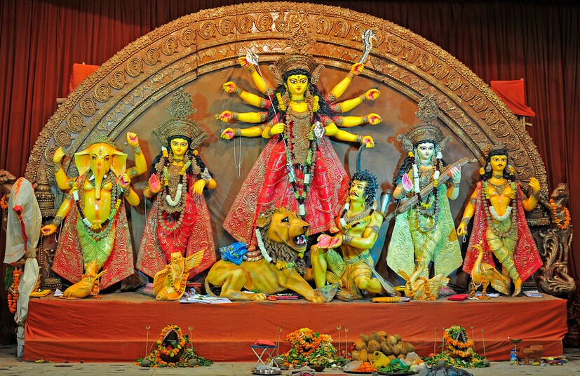 কিন্তু, বৄহস্পতিবার বা শুক্রবার যদি দেবীর গমনাগমন হয় তাহলে তিনি দোলায় যাতায়াত করেন ৷ আর বুধবার হলে তাঁর যাতায়াতের যানবাহন হয় নৌকা ৷ (Photo collected)