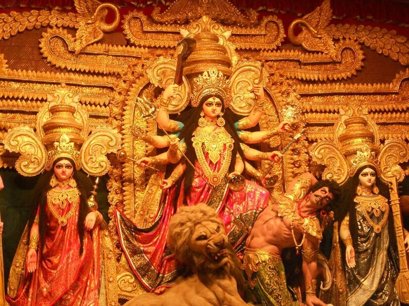 ঘোড়ার এমন স্বভাবের প্রভাবই মর্ত্যের উপর পড়ে যখন দুর্গা গমনাগমন করেন ঘোটকে ৷ এ ছাড়া দেখা যাচ্ছে দেবী ঘোটকে গমনাগমন করেন মঙ্গলবার বা শনিবার ৷ মঙ্গল গ্রহের সেনাপতি, তেজস্বী ও বীরদর্পী ৷ আর শনি হল কূট বুদ্ধি সম্পন্ন, প্রায়শই অনিষ্টকারী ৷ (Photo collected)