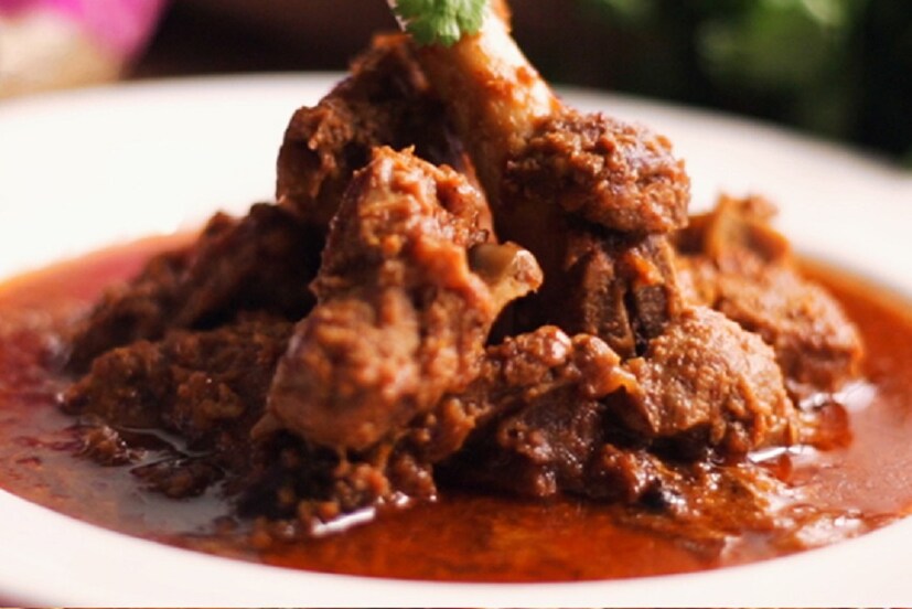 সব শেষে একটা বড় হাতায় ২ চামচ তেলে গরম মশলা বাটা দিয়ে গরম করে মাংসের ঝোলে মিশিয়ে দিয়েই সঙ্গে সঙ্গে চাপা দিয়ে দিন৷ 
