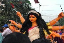 আবার এসো মা ! বাবুঘাটে চোখের জলে চলছে প্রতিমা নিরঞ্জন আবার এসো মা ! বাবুঘাটে চোখের জলে চলছে প্রতিমা নিরঞ্জন