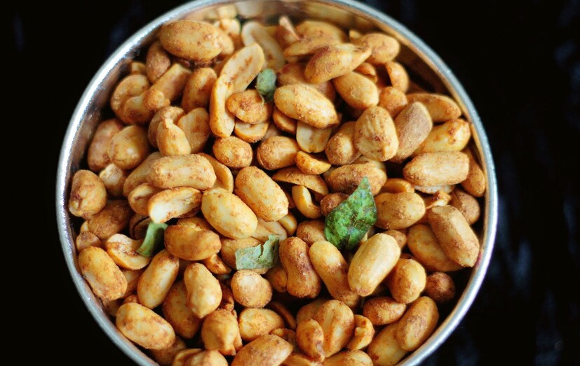 একটি বাটিতে এক মুঠো বাদাম নিন। এতে সামান্য পরিমাণ তেল দিয়ে টস করে ৫ মিনিটের জন্য মাইক্রোওয়েভ ওভেনে গরম করে নিন। প্রতি ৬০ সেকেন্ড অন্তর অন্তর বের করে একবার করে নেড়ে নিন। (Photo collected)