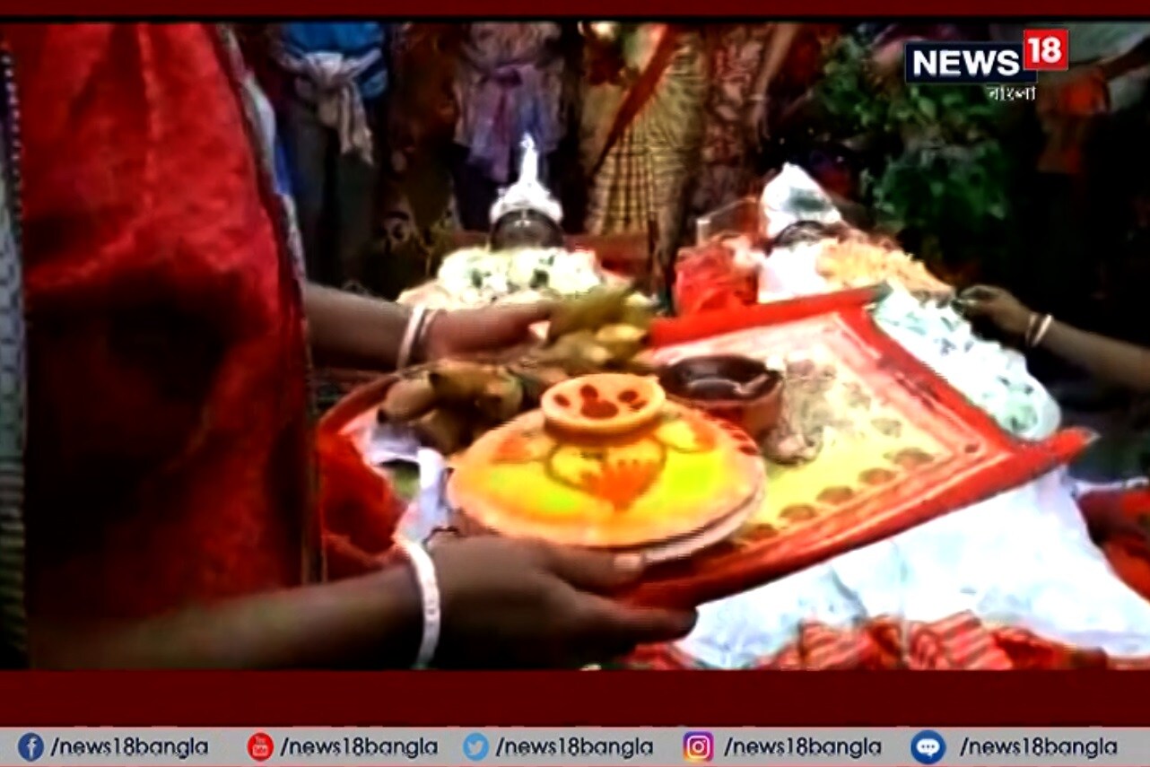 • বিয়ের সাজে সাজানো হল সদ্য মৃত দম্পতিকে ৷ একজনের পরনে নতুন ধুতি-পাঞ্জাবি, কপালে চন্দনফোঁটা, গলায় রজনীগন্ধার মালা, মাথায় টোপর। অন্যজনের পরনে লাল বেনারসি, গলায় মালা, মাথায় মুকুট। যেন নবদম্পতি। নিজস্ব চিত্র ৷ • বিয়ের সাজে সাজানো হল সদ্য মৃত দম্পতিকে ৷ একজনের পরনে নতুন ধুতি-পাঞ্জাবি, কপালে চন্দনফোঁটা, গলায় রজনীগন্ধার মালা, মাথায় টোপর। অন্যজনের পরনে লাল বেনারসি, গলায় মালা, মাথায় মুকুট। যেন নবদম্পতি। নিজস্ব চিত্র ৷