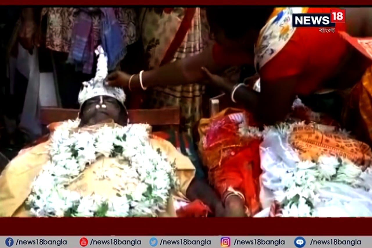 • এই বেশেই মণিমোহনবাবু ও নিরুপমাদেবী কে বরণ করলেন গ্রামবাসীরা ৷ কান্নার শব্দের সঙ্গে মিলেমিশে গেল শঙ্খ আর উলু ধ্বনি ৷ নিজস্ব চিত্র ৷ • এই বেশেই মণিমোহনবাবু ও নিরুপমাদেবী কে বরণ করলেন গ্রামবাসীরা ৷ কান্নার শব্দের সঙ্গে মিলেমিশে গেল শঙ্খ আর উলু ধ্বনি ৷ নিজস্ব চিত্র ৷