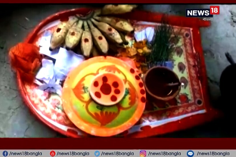 • শনিবার সন্ধেয় মারা যান মণিমোহন ৷ গভীর রাতে মারা যান নিরুপমা ৷ মৃত্যুও বিচ্ছেদ করাতে পারেনি তাঁদের ৷ তাই শেষ যাত্রায় নবদম্পতির মতোই বরণ করা হল তাঁদের ৷ নিজস্ব চিত্র ৷
