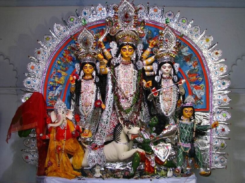 নব পত্রিকার আক্ষরিক অর্থ নয়টি পাতা ৷ তবে নয়টি গাছ নিয়েই গঠিত হয় নব পত্রিকা নির্মিত হয়ে থাকে ৷ এই নয়টি উদ্ভিদ মা দুর্গার প্রতীক ৷ এই নয়টি উদ্ভিদ কদলী বা রম্ভা (কলাগাছ), কচু, হরিদ্রা (হলুদ), বিল্ব (বেল), দাড়িম্ব (দাড়িম), অশোক, মান ও ধান ৷ একটি সপত্র কলা গাছের সঙ্গে আরও ৮টি সপত্র উদ্ভিদ দুটি বেলে সঙ্গে সাদা অপরাজিতা লতা দিয়ে বেঁধে লাল পাড় সাদা শাড়ি পড়িয়ে ঘোমটা দিয়েই বউয়ের আকার দেওয়া এবং মা দুর্গার ডানপাশে রাখা থাকে, গণেশেরও ডান পাশে অধিষ্ঠিত ৷ ছবি সংগৃহীত ৷