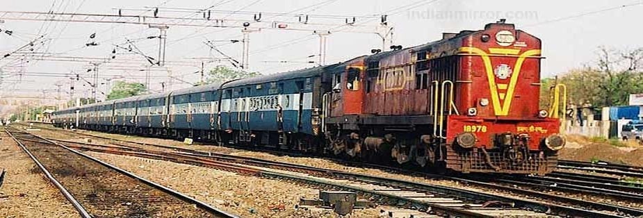এমন অনেক বিক্রেতা আছে, যাঁরা IRCTC -র কর্মী নন, অথচ ট্রেনে বেআইনীভাবে জিনিস বিক্রি করেন। POS মেশিনের পরিষেবা শুরু হয়ে গেলে যাত্রীরা সহজেই সেইসমস্ত বিক্রেতাদের শনাক্ত করতে পারবেন।Photo Source: Collected এমন অনেক বিক্রেতা আছে, যাঁরা IRCTC -র কর্মী নন, অথচ ট্রেনে বেআইনীভাবে জিনিস বিক্রি করেন। POS মেশিনের পরিষেবা শুরু হয়ে গেলে যাত্রীরা সহজেই সেইসমস্ত বিক্রেতাদের শনাক্ত করতে পারবেন।Photo Source: Collected