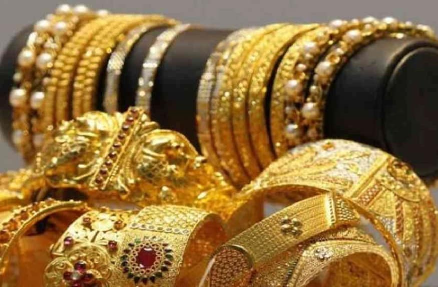 এদিন যমরাজের পুজোর আয়োজন করার পাশাপাশি পকেট সঙ্গ দিলে সোনার গয়না, রূপোর গয়না অথবা বাসনপত্র কিনতে ভুলবেন না যেন! বিশেষ পুজোর আয়োজন করলে ধনদেবতা কুবের যেমন প্রসন্ন হন, তেমনি গৃহস্থে আসন পাতেন মা লক্ষ্মী। (Photo collected) এদিন যমরাজের পুজোর আয়োজন করার পাশাপাশি পকেট সঙ্গ দিলে সোনার গয়না, রূপোর গয়না অথবা বাসনপত্র কিনতে ভুলবেন না যেন! বিশেষ পুজোর আয়োজন করলে ধনদেবতা কুবের যেমন প্রসন্ন হন, তেমনি গৃহস্থে আসন পাতেন মা লক্ষ্মী। (Photo collected)