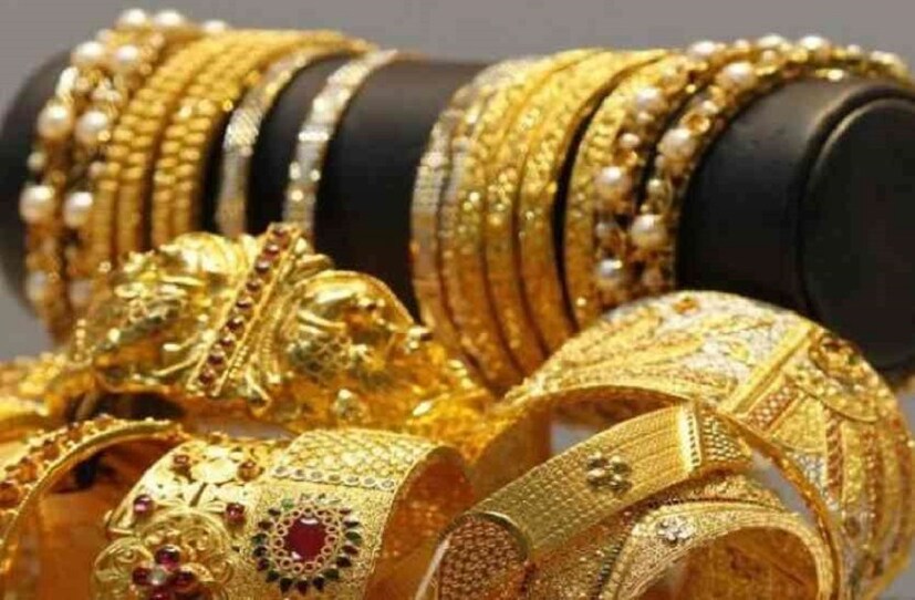এদিন যমরাজের পুজোর আয়োজন করার পাশাপাশি পকেট সঙ্গ দিলে সোনার গয়না, রূপোর গয়না অথবা বাসনপত্র কিনতে ভুলবেন না যেন! বিশেষ পুজোর আয়োজন করলে ধনদেবতা কুবের যেমন প্রসন্ন হন, তেমনি গৃহস্থে আসন পাতেন মা লক্ষ্মী। (Photo collected)